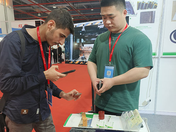 展會(huì)現(xiàn)場(chǎng)外國(guó)友人拍照詢問(wèn)